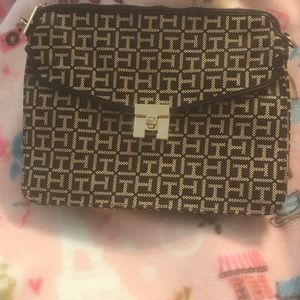 Signature Tommy Hilfiger Crossbody